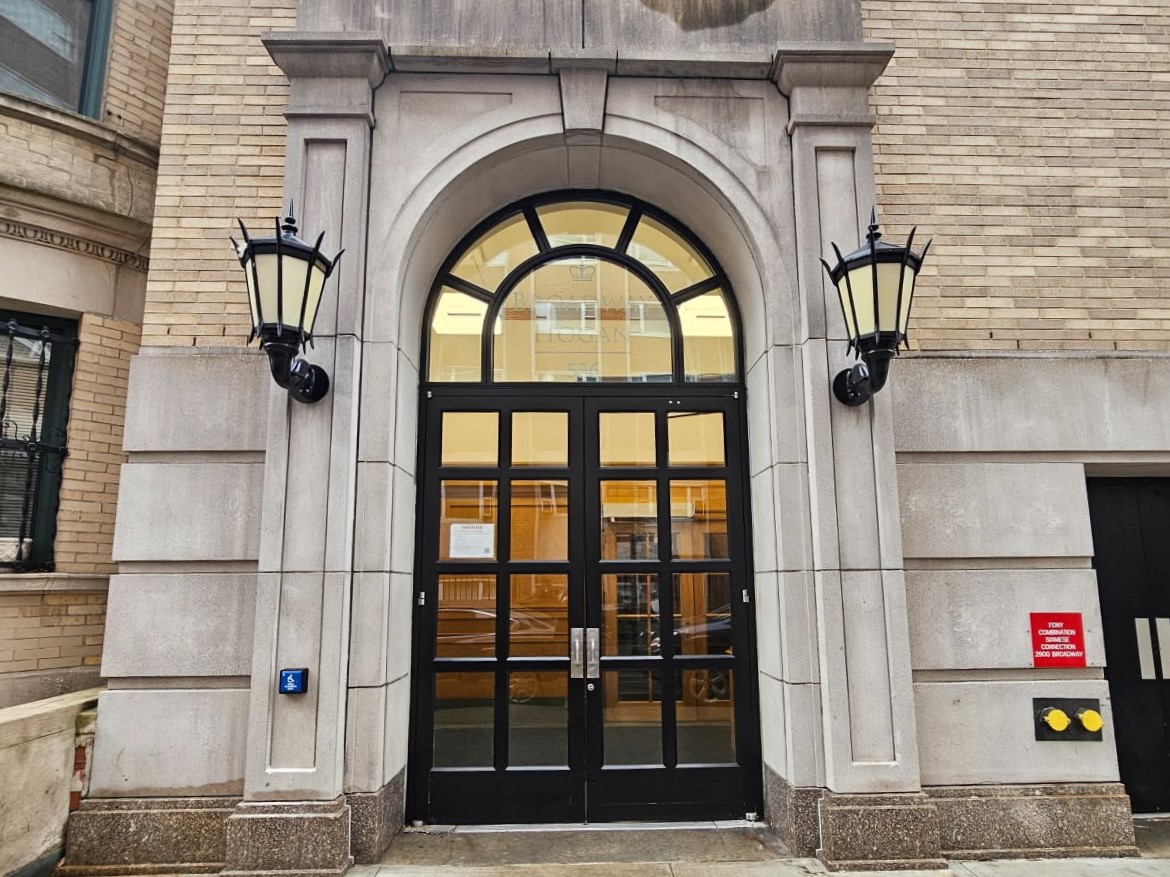 Hogan exterior