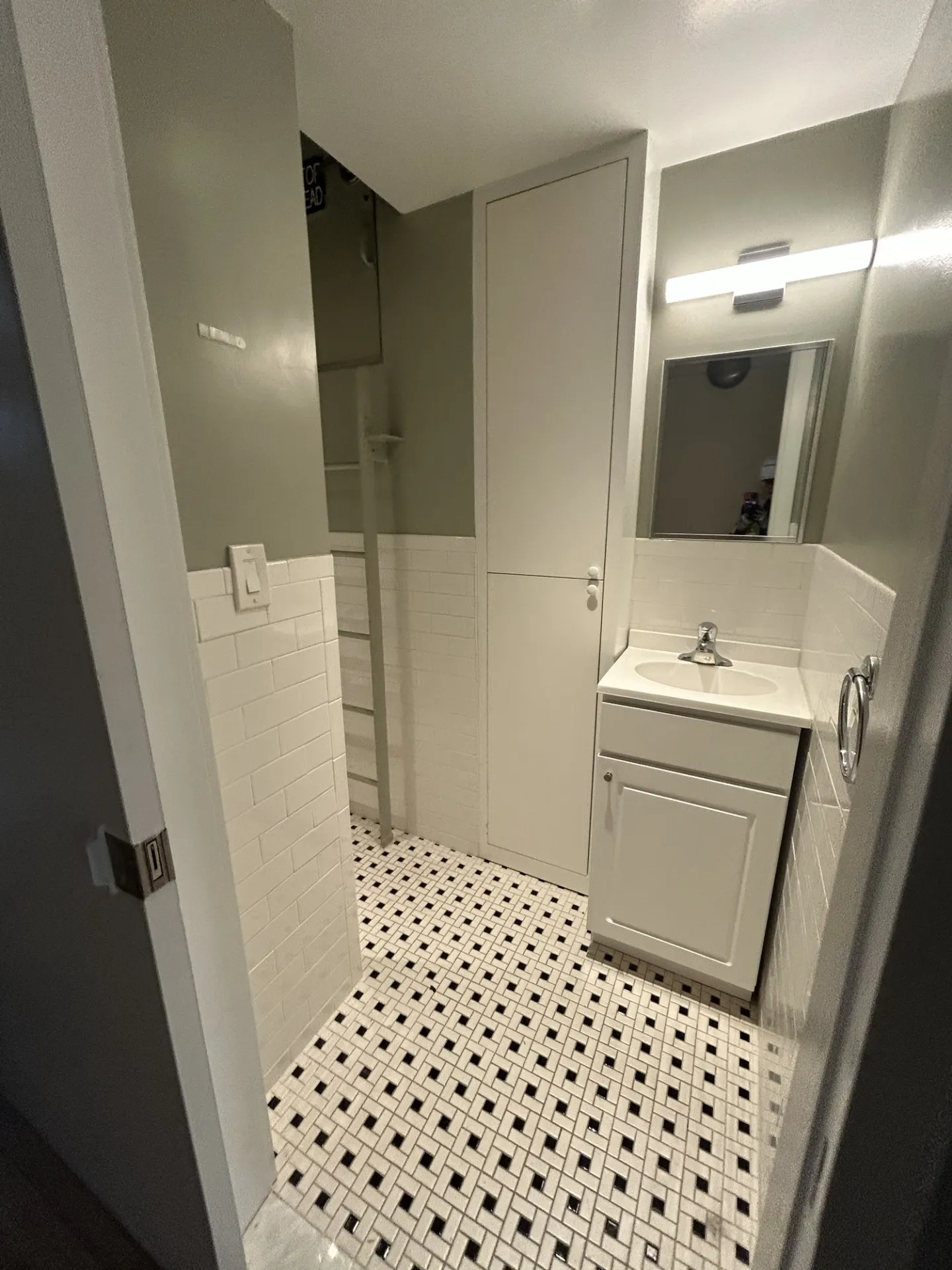 Old bathroom in student room 