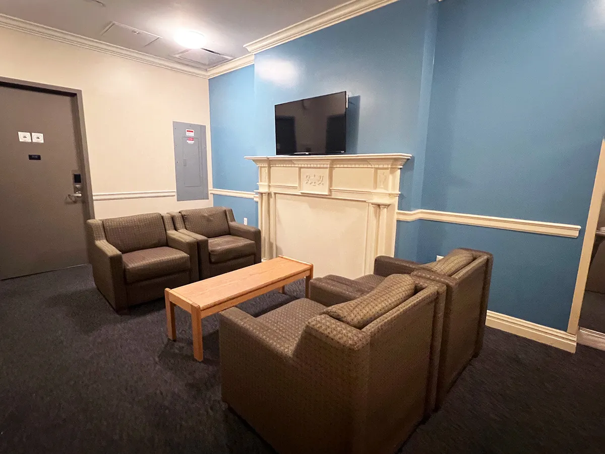 619 W. 1113th floor lounge
