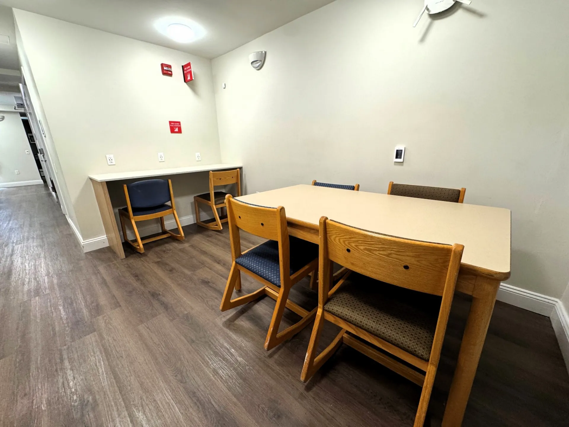 Lounge with a table and chairs