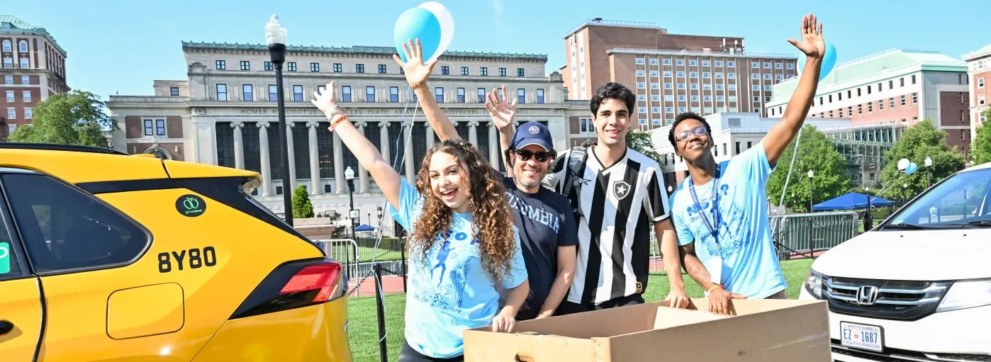 Student unloading their car with volunteers
